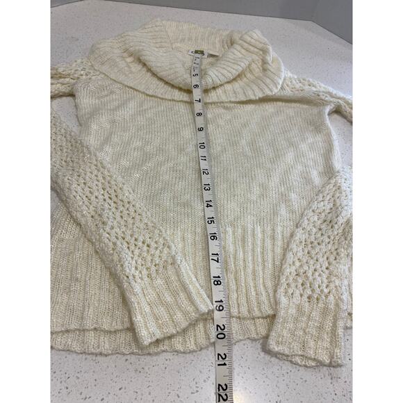 Beautiful CATO Women's Turtleneck Sweater Size Small Cream - Picture 3 of 5